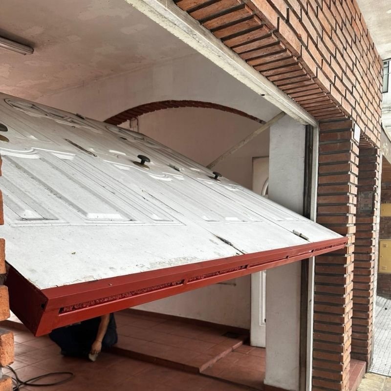 Cambio de zócalo inferior en portón levadizo. Reemplazo del zócalo inferior y ajustes en la estructura para mejorar la estabilidad y el cierre del portón levadizo. Trabajo realizado por HERREELEC.